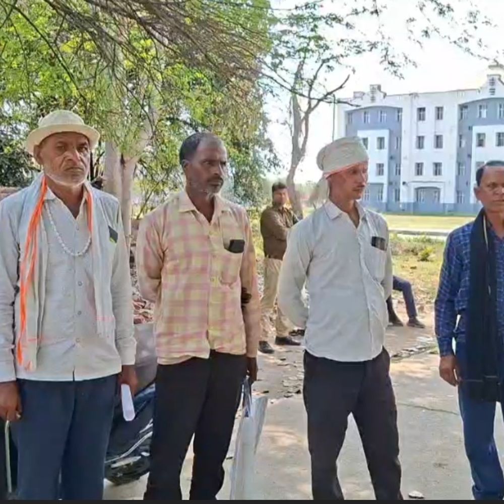 NH-27 पर सड़क पार करते ट्रक चालक की मौत:जालौन में अज्ञात वाहन की टक्कर से हादसा, पुलिस जांच में जुटी