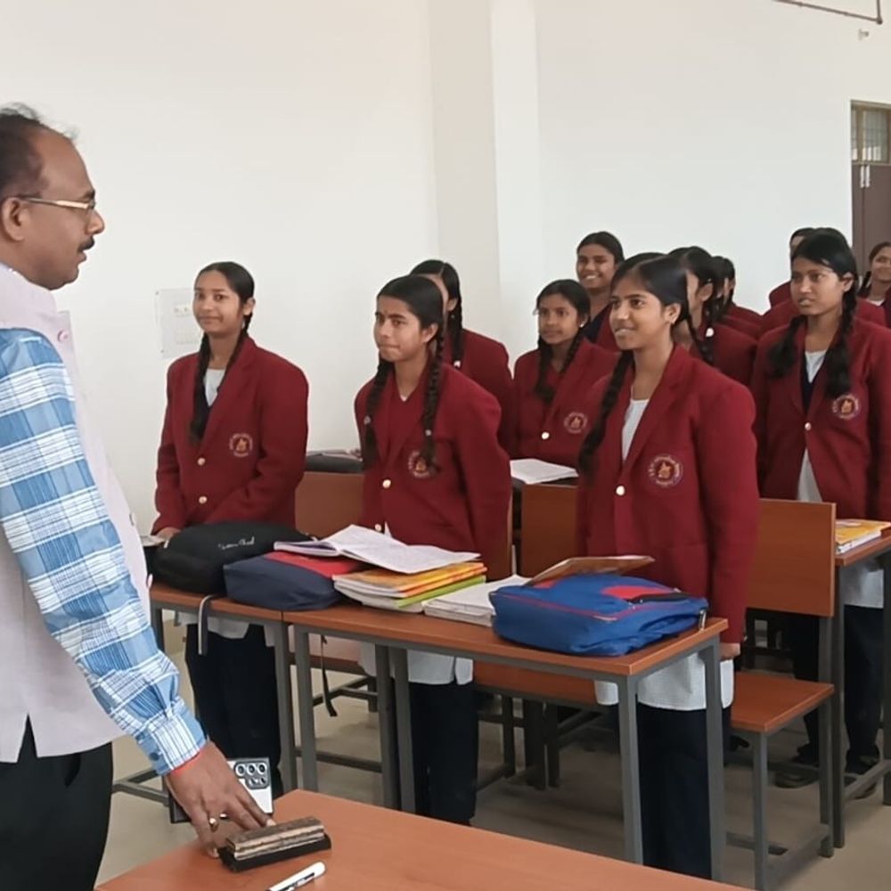 DM ने सर्वोदय विद्यालय का औचक निरीक्षण किया:महराजगंज में व्यवस्थाएं देखीं, कमियां दूर करने के निर्देश