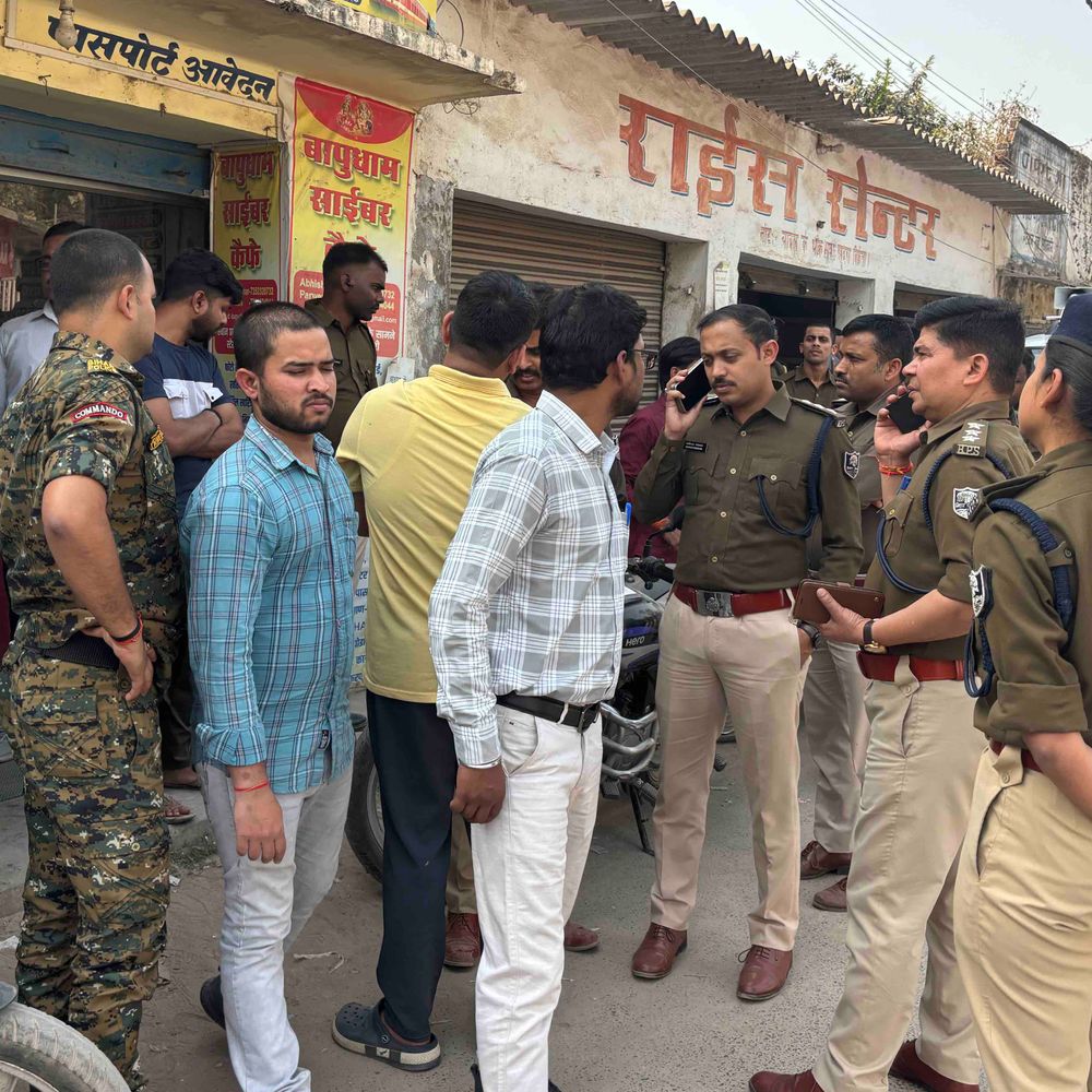 मोतिहारी में फर्जी कागजात बनाने वाले साइबर कैफे पर छापा:  प्रशासन ने उपकरण-दस्तावेज जब्त किए; आगे भी जारी रहेगा अभियान – Motihari (East Champaran) News