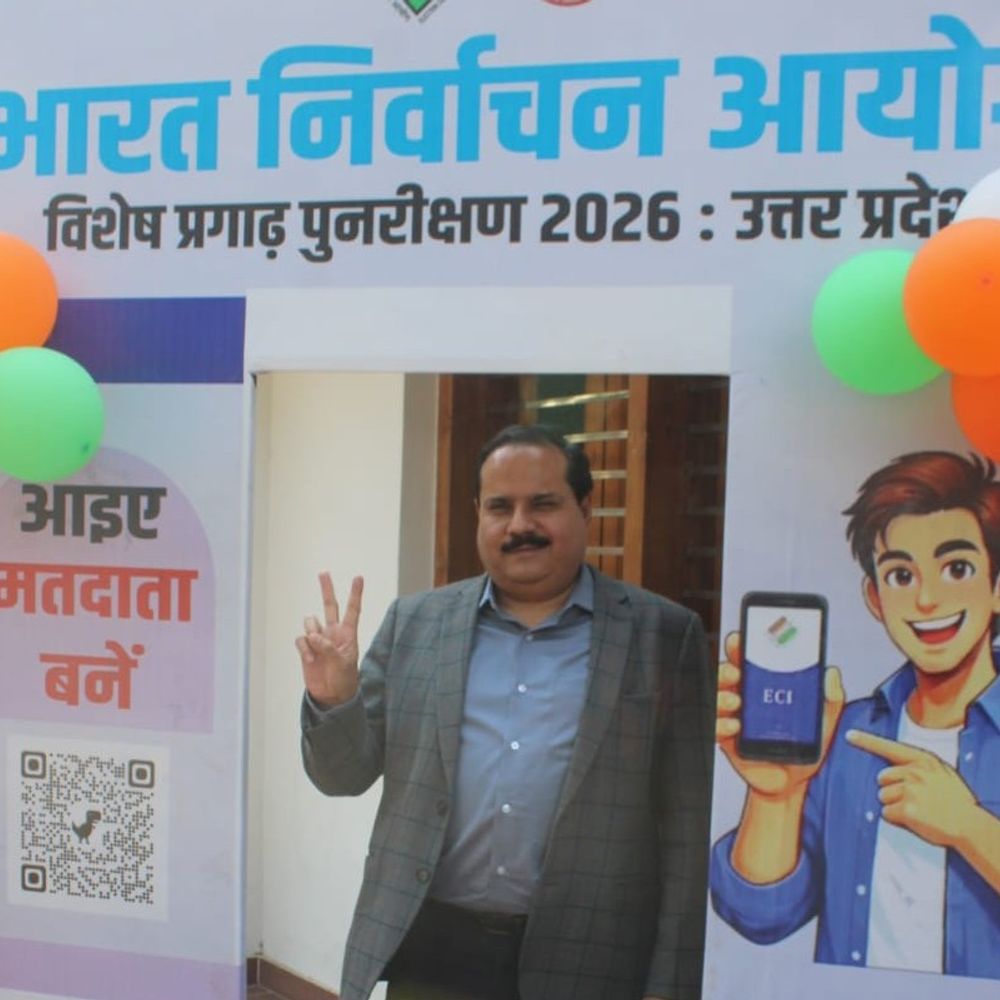 मुख्य निर्वाचन अधिकारी ने मतदाता सूची पुनरीक्षण कार्यों की समीक्षा:उत्कृष्ट कार्य करने वाले बीएलओ, सुपरवाइजर सम्मानित