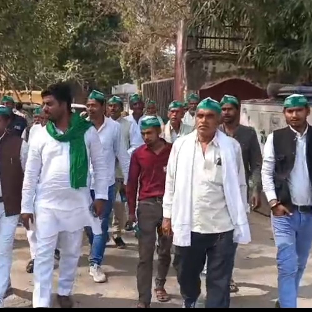 बांदा में किसान यूनियन ने DM को सौंपा ज्ञापन:खाद, बिजली और अन्ना प्रथा पर 3 सूत्रीय मांगें रखीं