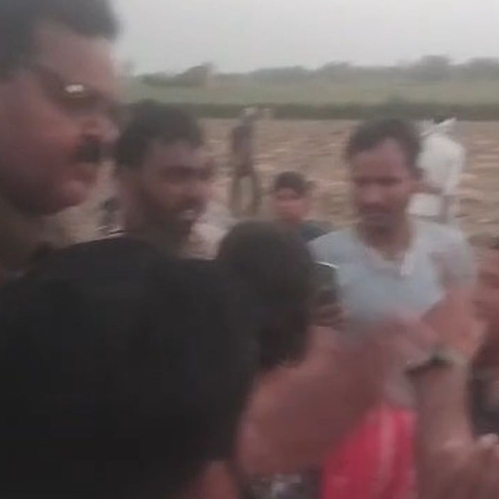 कन्नौज में पुलिस से धक्का-मुक्की, आरोपी फरार:सफाईकर्मी के बेटे से मारपीट के आरोपियों को पकड़ने गई थी, ग्रामीणों ने की अभद्रता