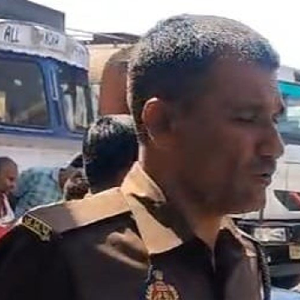 चंदौली में तेल तस्करी मामले में हेड कांस्टेबल पर केस:संरक्षण और उगाही का आरोप, 14 में से 13 तेल चोरी के आरोपी, नहीं हुई गिरफ्तारी