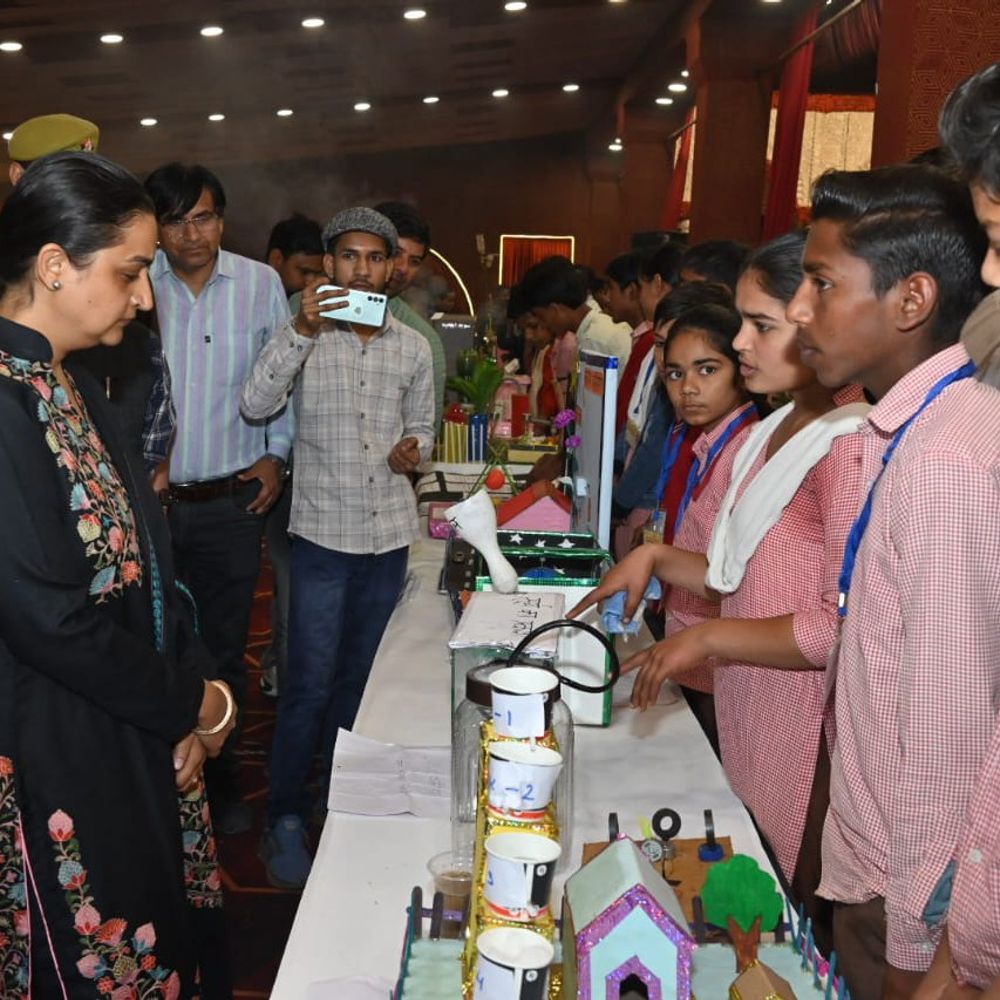 जनपद स्तरीय विज्ञान प्रदर्शनी में बच्चों ने दिखाए मॉडल:160 छात्रों ने वैज्ञानिक प्रतिभा का प्रदर्शन किया, अफसरों ने की तारीफ