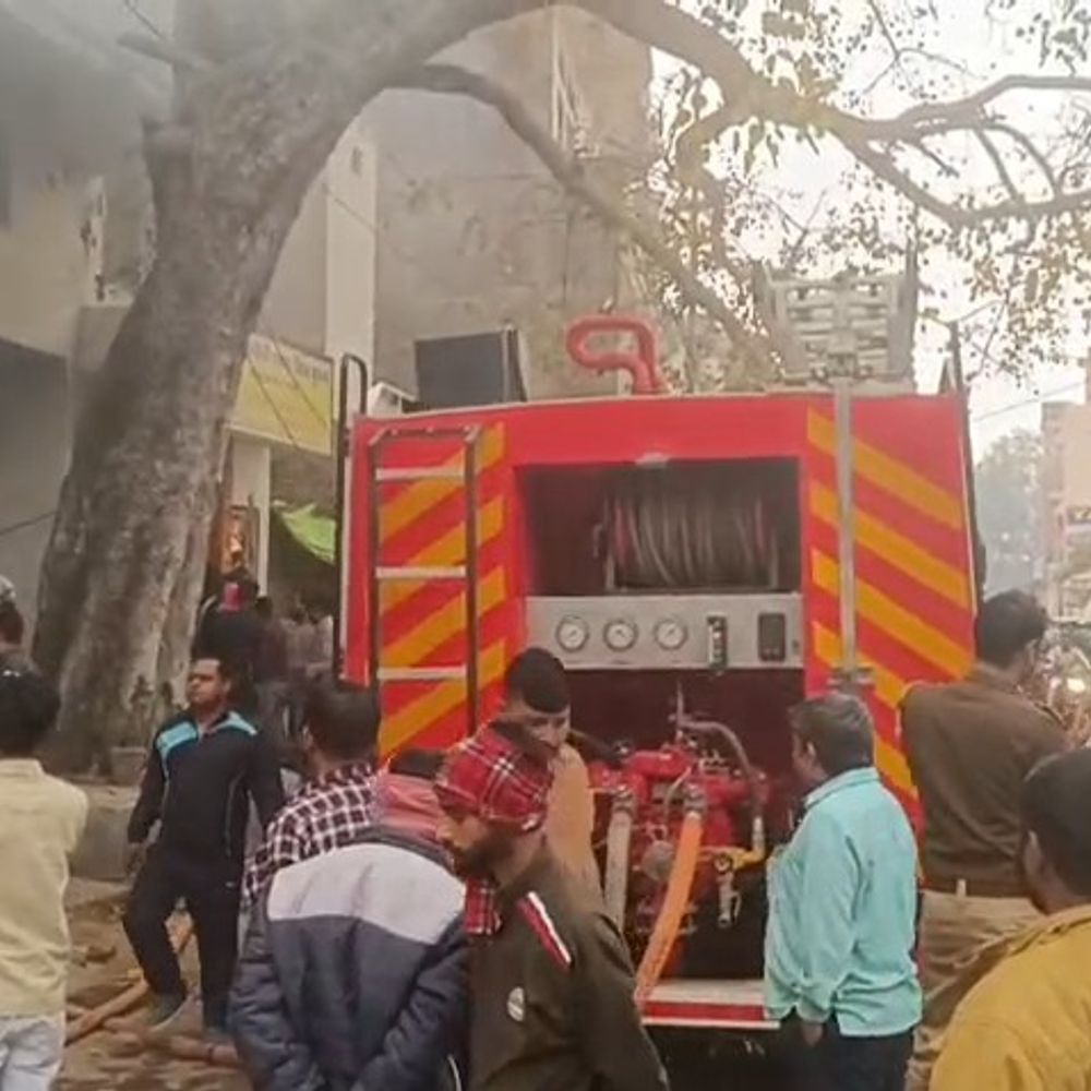 शॉर्ट सर्किट से नर्सिंग होम-गोदाम, गैराज में भीषण आग:देवी रोड की मार्केट में आग से तीन कारोबार खाक, ढाई घंटे में काबू