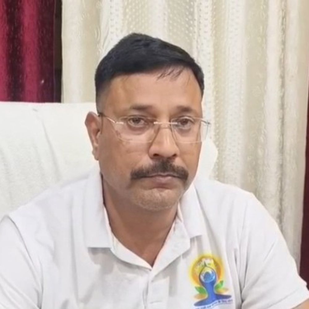 मंत्री की समीक्षा बैठक में अधिकारी फेसबुक चलाते दिखे, VIDEO:कौशांबी में 26 फरवरी को प्रभारी मंत्री दिनेश प्रताप सिंह ने की थी बैठक