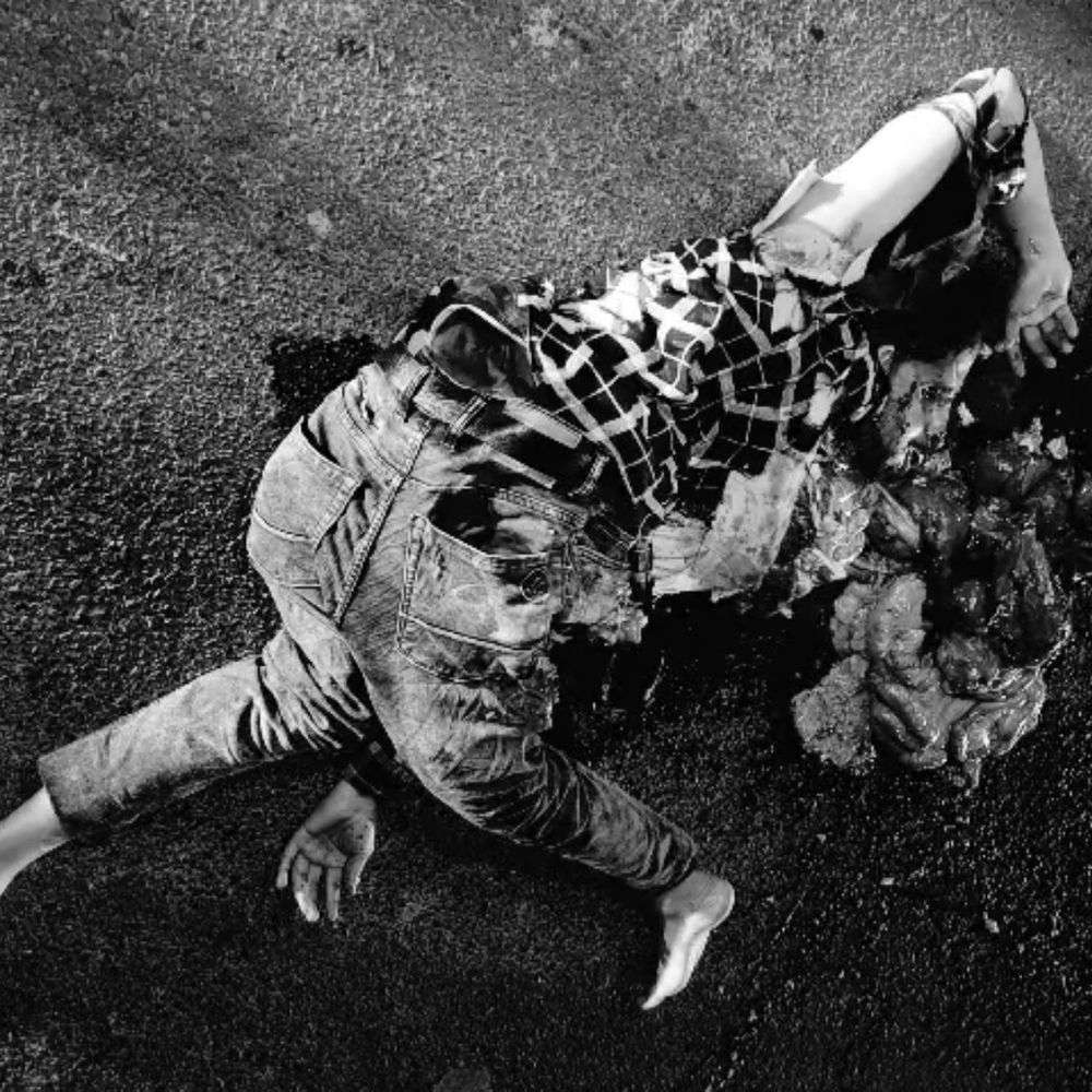 संभल में दो बाइकों की भिड़ंत, युवक की मौत:घायल अवस्था में सड़क पर पड़े युवक को अज्ञात वाहन ने कुचला