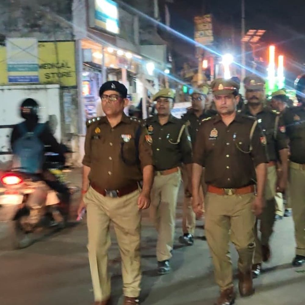 संतकबीरनगर में होली-रमजान पर पुलिस की ड्रोन से निगरानी:संवेदनशील क्षेत्रों में फ्लैग मार्च, संदिग्ध छतों पर ड्रोन से निगरानी