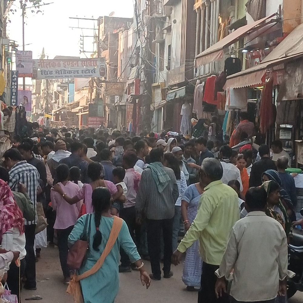 जौनपुर में वार्षिक मेगा सेल, एक लाख से अधिक लोग:शहर में उमड़ी भीड़, तीन थानों की फोर्स ने संभाली व्यवस्था