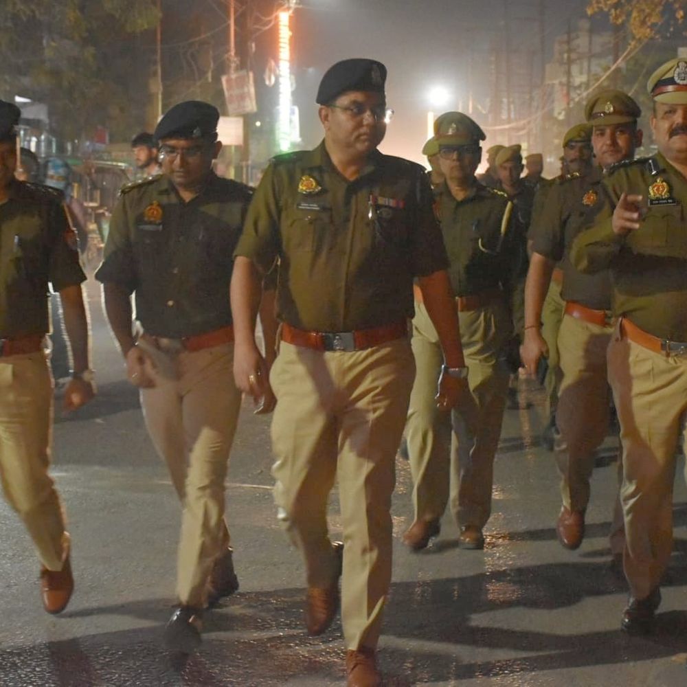 एटा SSP ने होली पर सुरक्षा व्यवस्था का जायजा लिया:भारी पुलिस बल के साथ गश्त कर अधिकारियों को दिए निर्देश