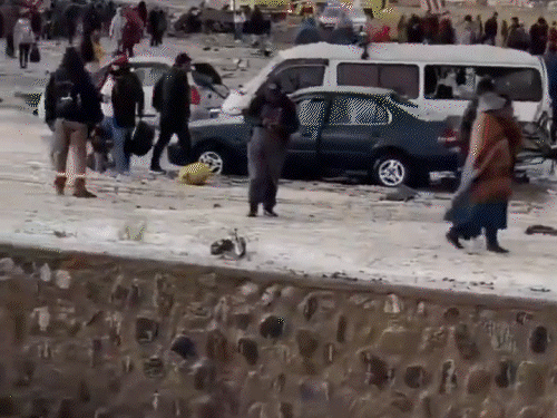 बोलिविया में करेंसी से भरा प्लेन क्रैश, 15 की मौत:30 घायल, खराब मौसम के कारण रनवे से फिसला; हाईवे पर बिखरे नोट उठाने जुटे लोग