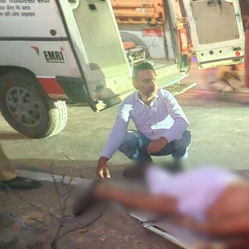 फतेहपुर में सांड़ से टकराकर बाइक सवार की मौत:घटनास्थल पर लोगों की भीड़ जुटी, पुलिस ने पोस्टमार्टम के लिए शव भेजा