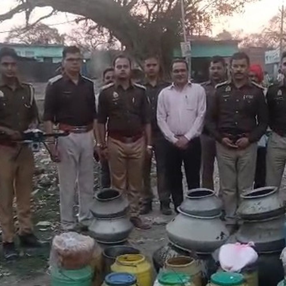 उन्नाव में अवैध शराब पर बड़ी कार्रवाई:50 क्विंटल लहन नष्ट, कई भट्ठियां ध्वस्त