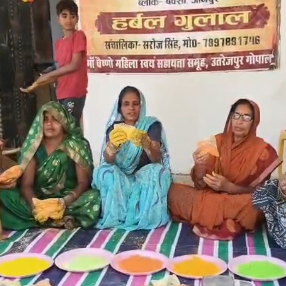 जौनपुर की ग्रामीण महिलाएं बना रहीं हर्बल गुलाल:स्वयं सहायता समूह की होली के लिए केमिकल मुक्त पहल