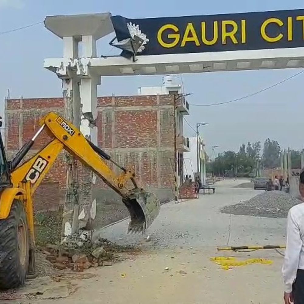 सीतापुर में 44 बीघा अवैध प्लाटिंग पर चला बुलडोजर:गौरी सिटी और खैराबाद में गेट, सड़कें ध्वस्त, दो कॉलोनाइजरों पर कार्रवाई