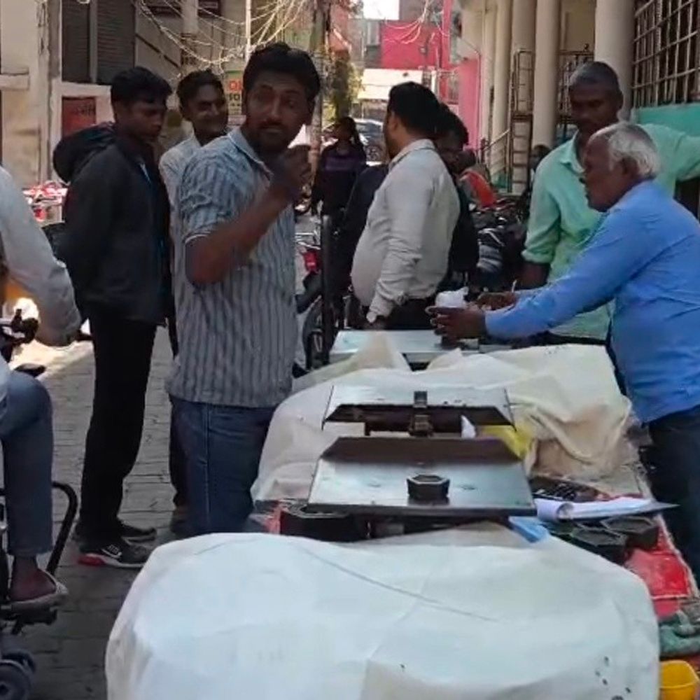 रायबरेली में खाद्य विभाग की छापेमारी:होली से पहले कई खाद्य प्रतिष्ठानों पर कार्रवाई, नमूने जांच को भेजे