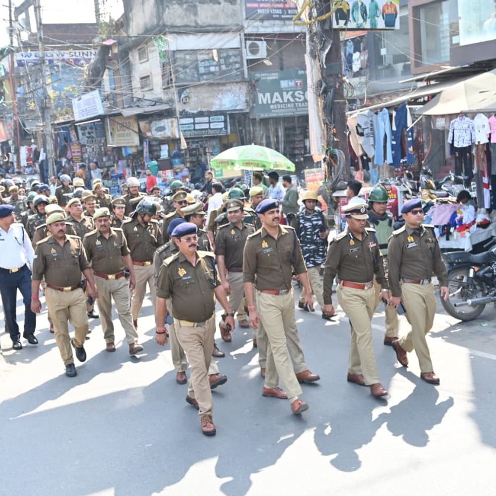सहारनपुर में DIG-SSP ने किया फ्लैग मार्च:आगामी त्योहारों के मद्देनजर सुरक्षा व्यवस्था का लिया जायजा