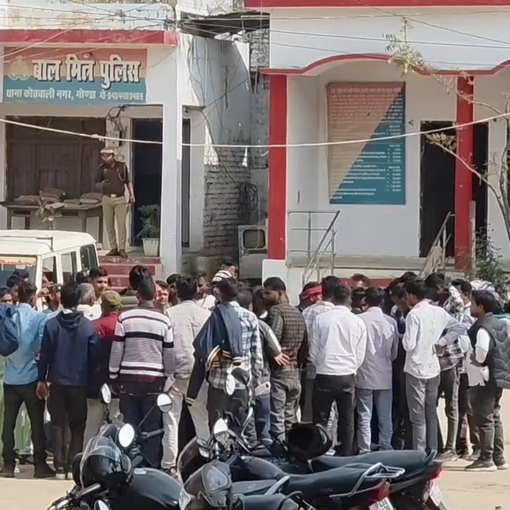 विदेश भेजने नाम पर ठगी के शिकार पहुंचे गोंडा:36 घंटे बाद भी पांचों आरोपियों की नहीं हुई गिरफ्तारी, कई जिलों से पहुंचे पीड़ित