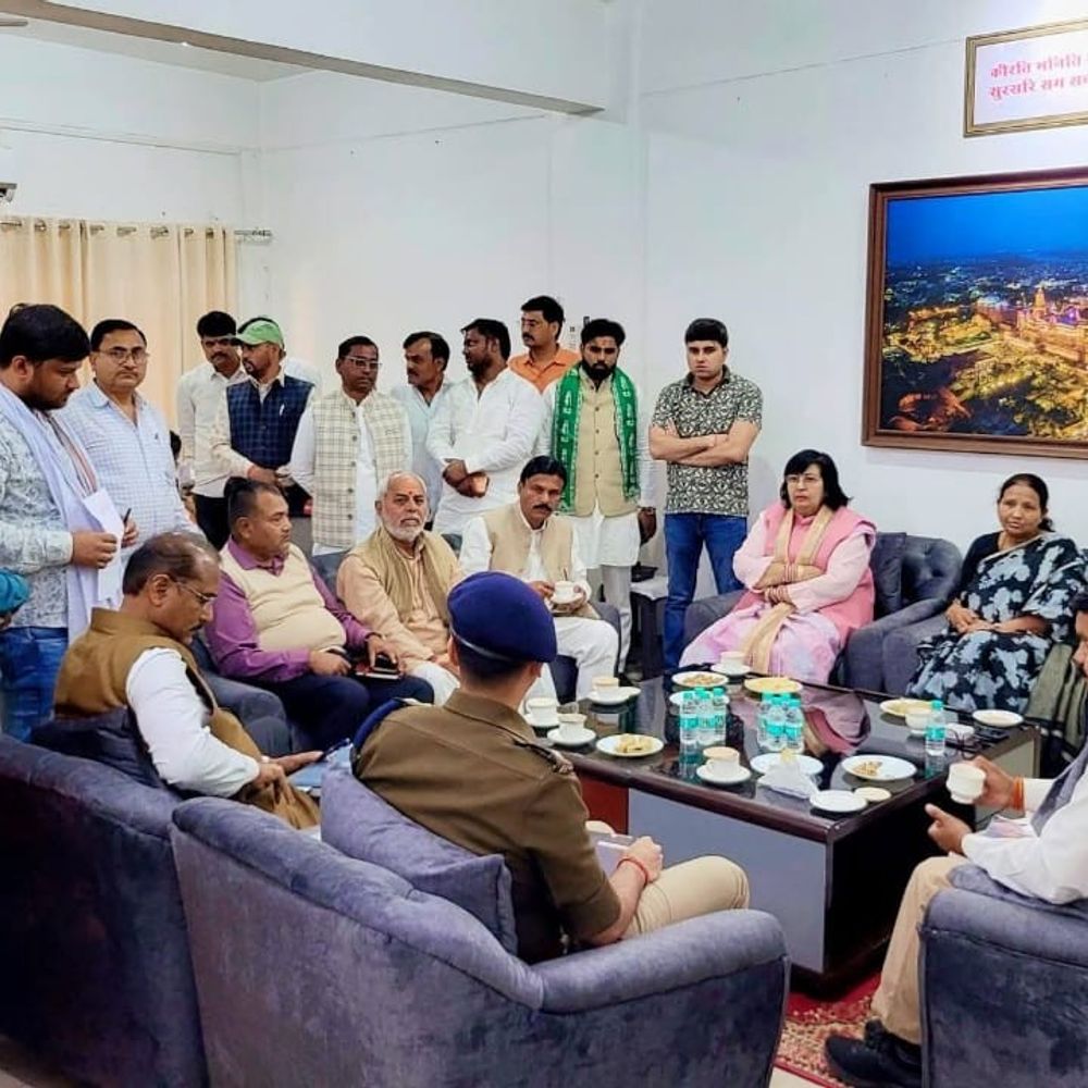 प्रभारी मंत्री ने औरैया में की समन्वय बैठक:कार्यकर्ताओं और अधिकारियों से सुनी जनसमस्याएं, विकास कार्यों की समीक्षा