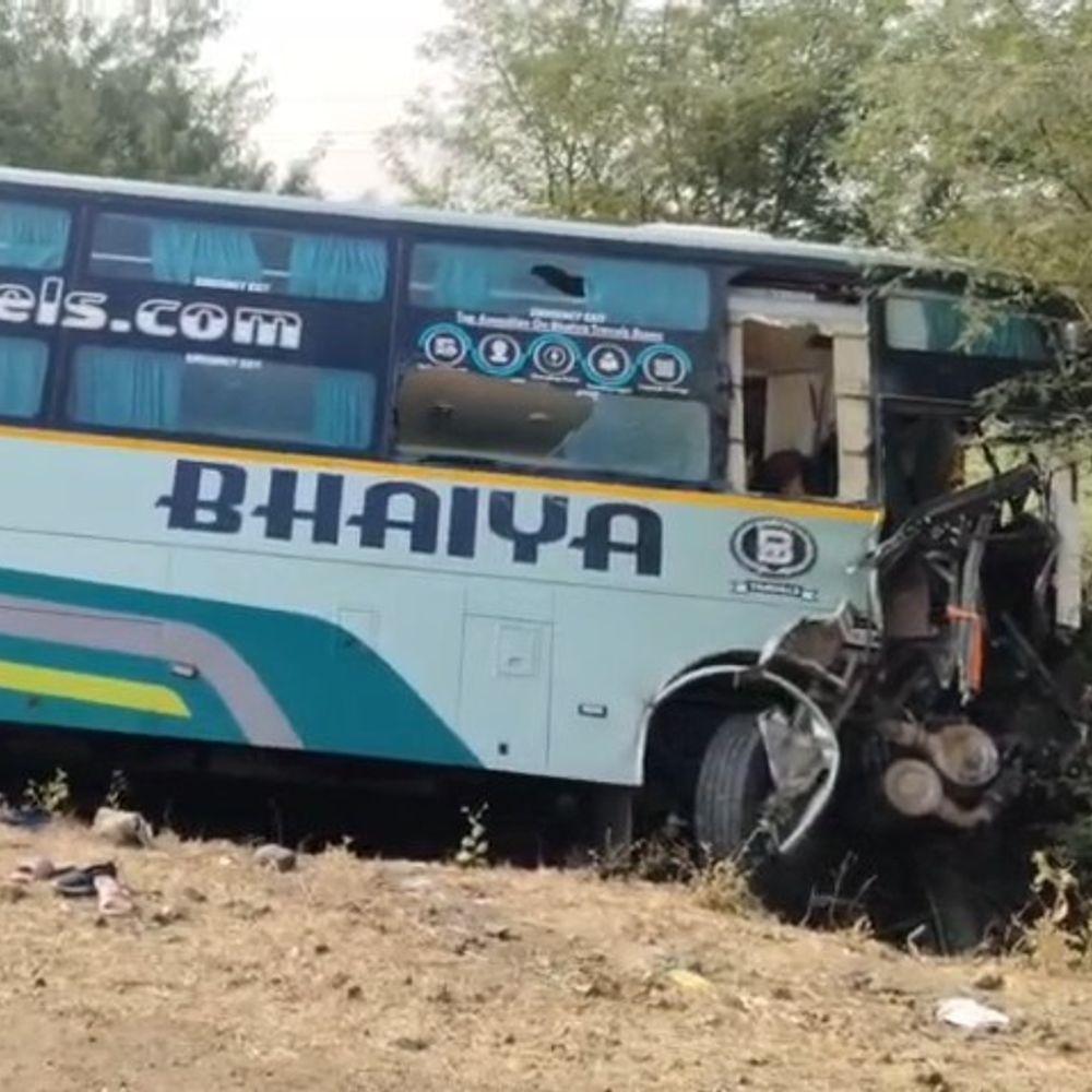 यूपी के वाराणसी से इंदौर जाती बस ट्रैक्टर-ट्रॉली से टकराई:  रायसेन में ड्राइवर को पैर फैक्चर; नेशनल हाईवे-45 पर हादसा, यात्री सुरक्षित – Raisen News