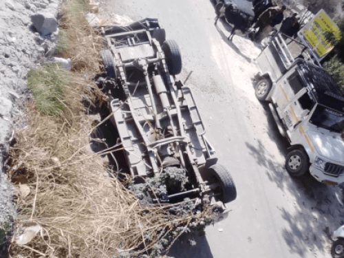 शिमला सड़क हादसे में व्यक्ति की मौत:  रोड़ी से भरी बोलेरो बेकाबू होकर पलटी, दो घायल; राहगीरों ने पहुंचाया अस्पताल – Rampur (Shimla) News