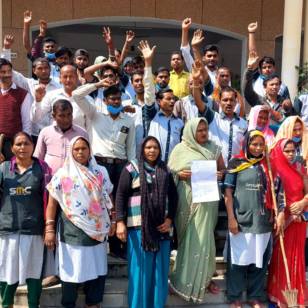 मेडिकल कॉलेज के सफाई कर्मचारियों का कार्य बहिष्कार:सोनभद्र में दो महीने से वेतन न मिलने पर कलेक्ट्रेट में प्रदर्शन