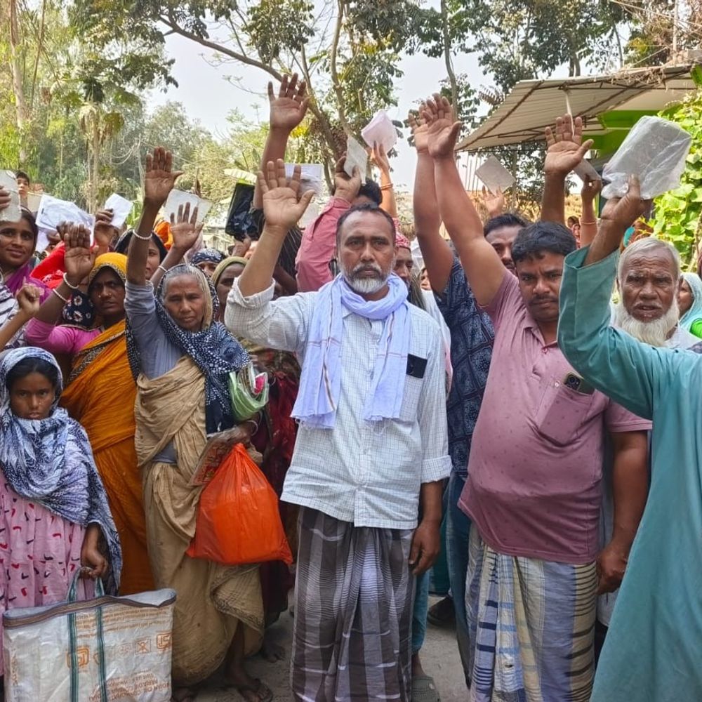 कटिहार में राशन वितरण में गड़बड़ी का आरोप:डीलर पर प्रति लाभार्थी 4.50KGअनाज कम देने का आरोप, ग्रामीणों का हंगामा