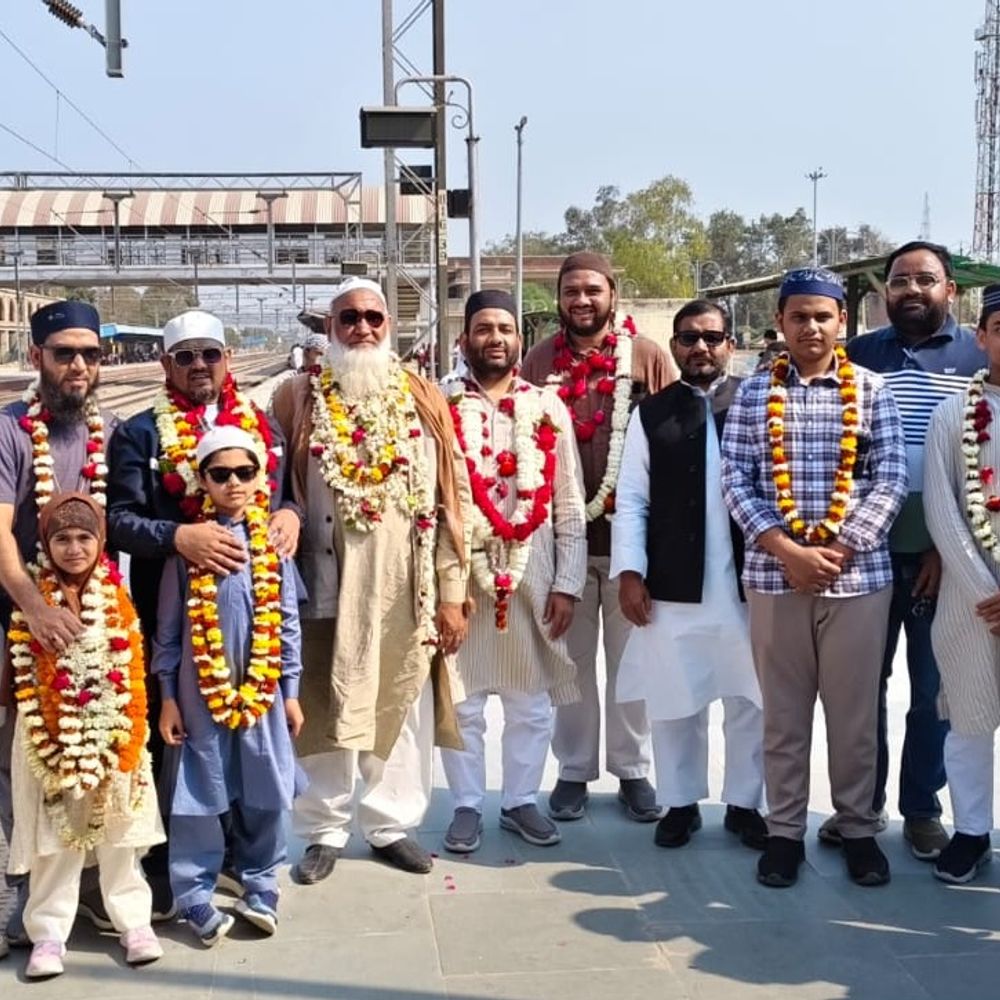 भदोही से उमरा के लिए जायरीनों का जत्था रवाना:परिजनों और दोस्तों ने नम आंखों से दी विदाई