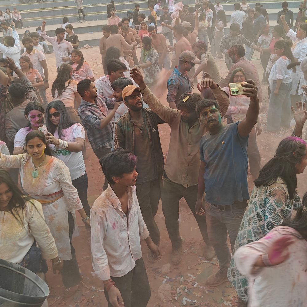 लोहिया पार्क में होली का जश्न, युवाओं ने खेली होली:गुलाल, भोजपुरी बीट्स पर झूमे, आलोक बोले ्र- बिना शराब पिए होली खेली