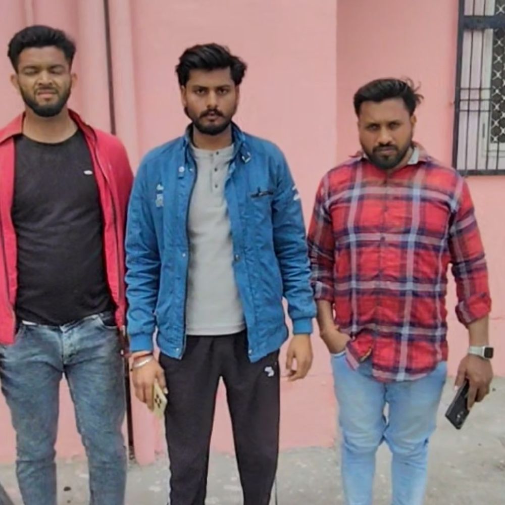 हाथरस में सड़क हादसे में किशोर की मौत:सिर कुचलते हुए निकला, वाहन लेकर चालक फरार