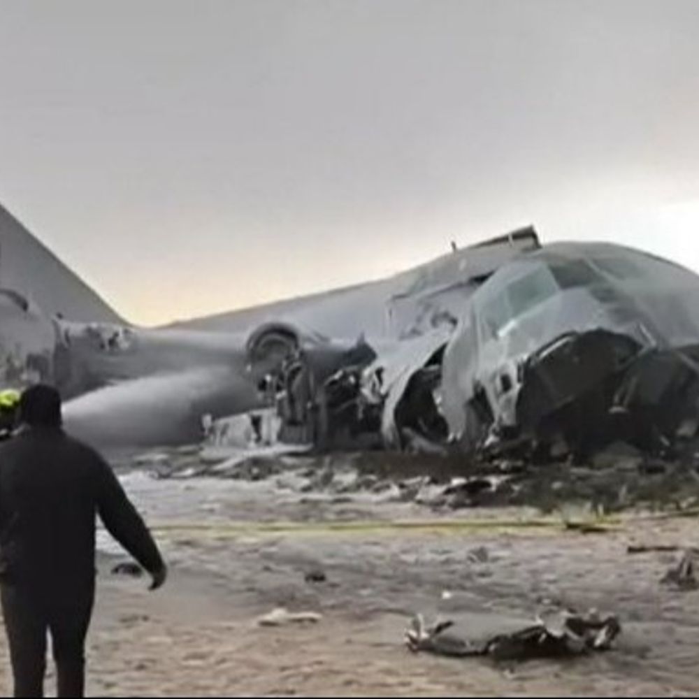 बोलिविया में करेंसी भरा कार्गो प्लेन क्रैश, 15 की मौत:टेकऑफ के तुरंत बाद रनवे से फिसला, नोट और लाशें हाईवे पर बिखरीं