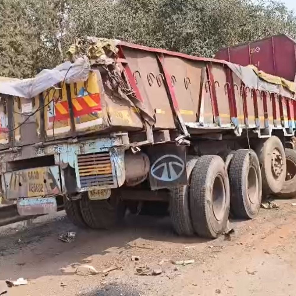 तेज-रफ्तार ट्रक ने पुल पर खड़े ट्रक को टक्कर मारी:  जोरदार टक्कर में पहिया निकला बाहर, खाना खा रहा ड्राइवर बाल-बाल बचा – Balod News