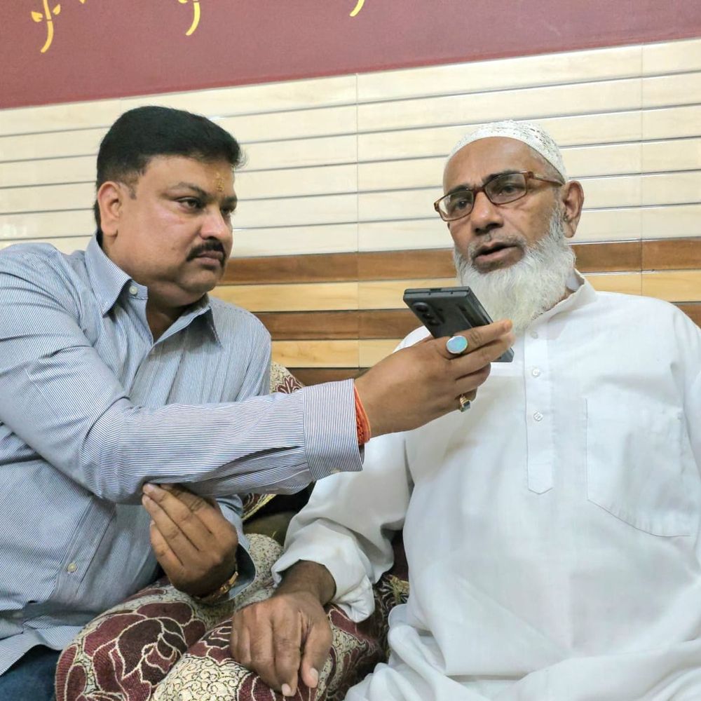 अखिलेश यादव ने फोन कर मोईद खान का हालचाल लिया:बोले- हर लड़ाई में साथ हैं; लखनऊ बुलाया, पवन पांडे भी पहुंचे घर