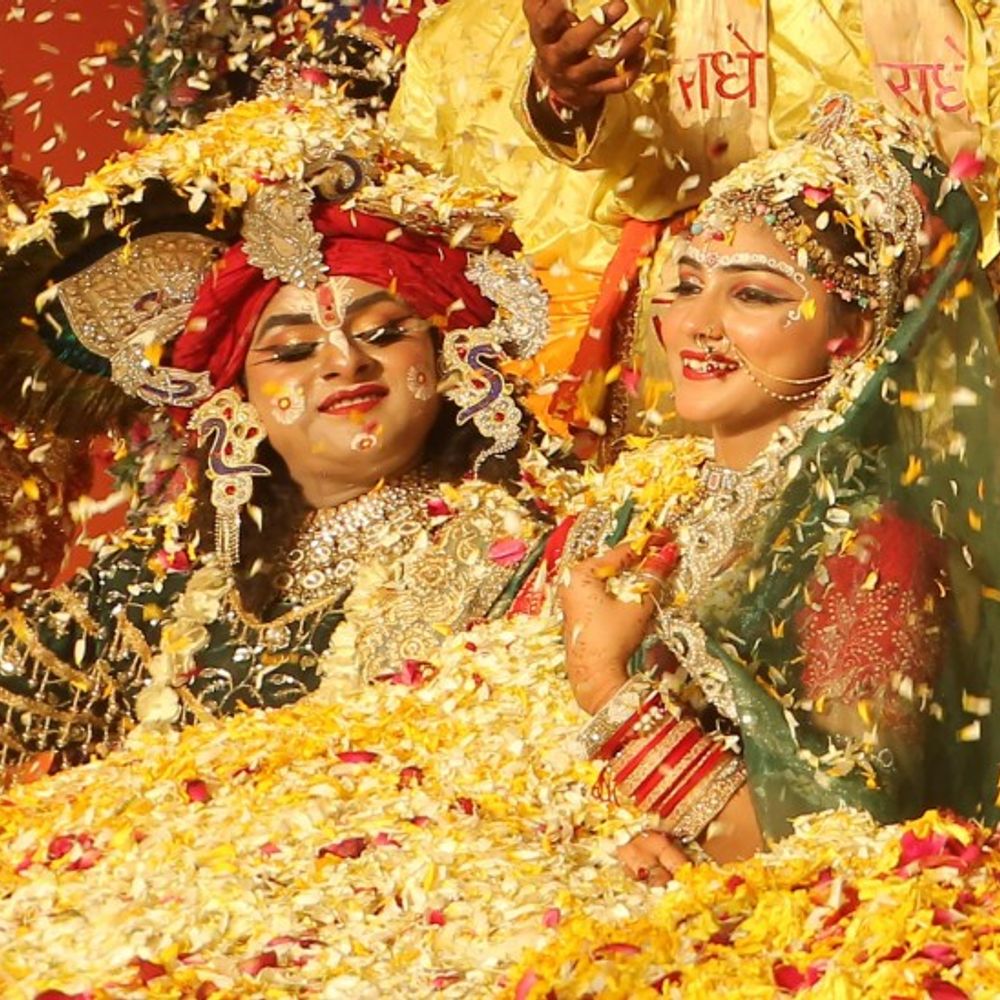 गुलाल वर्षा से आसमों हुआ सतरंगा:श्री कृष्ण जन्मस्थान पर नृत्य,लठामार होली की मची धूम,पुष्प और गुलाल वर्षा के मध्य थिरके हुरियारे-हुरियारिन एवं भक्त