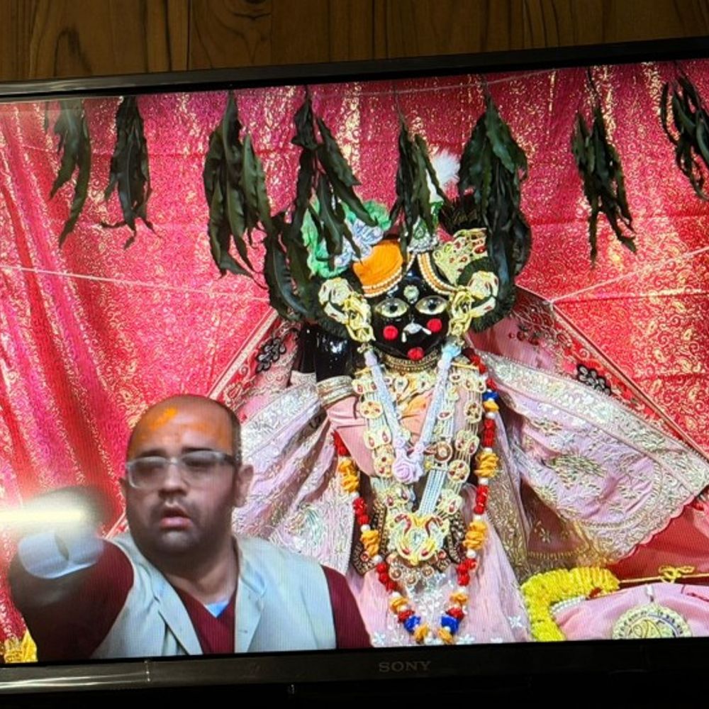 मथुरा में बांके बिहारी मंदिर के लाइव दर्शन शुरू:10 घंटे होगा ठाकुर जी की आरती का प्रसारण,अंदर और बाहर LED स्क्रीन और कैमरे लगे