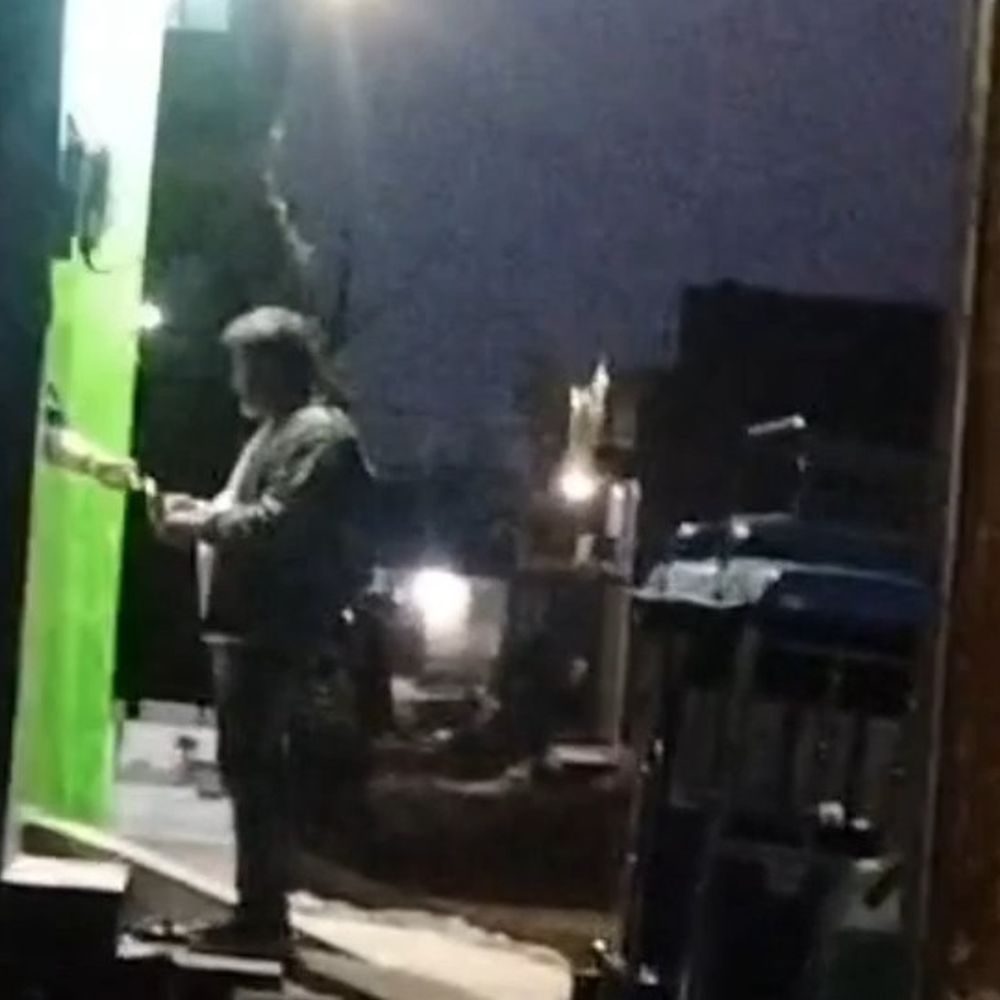 रीवा के बिछिया में घरों से बिक रही अवैध शराब:  वीडियो में शराब पीते और झगड़ते दिखे लोग, मोहल्लेवासियों ने की शिकायत – Rewa News