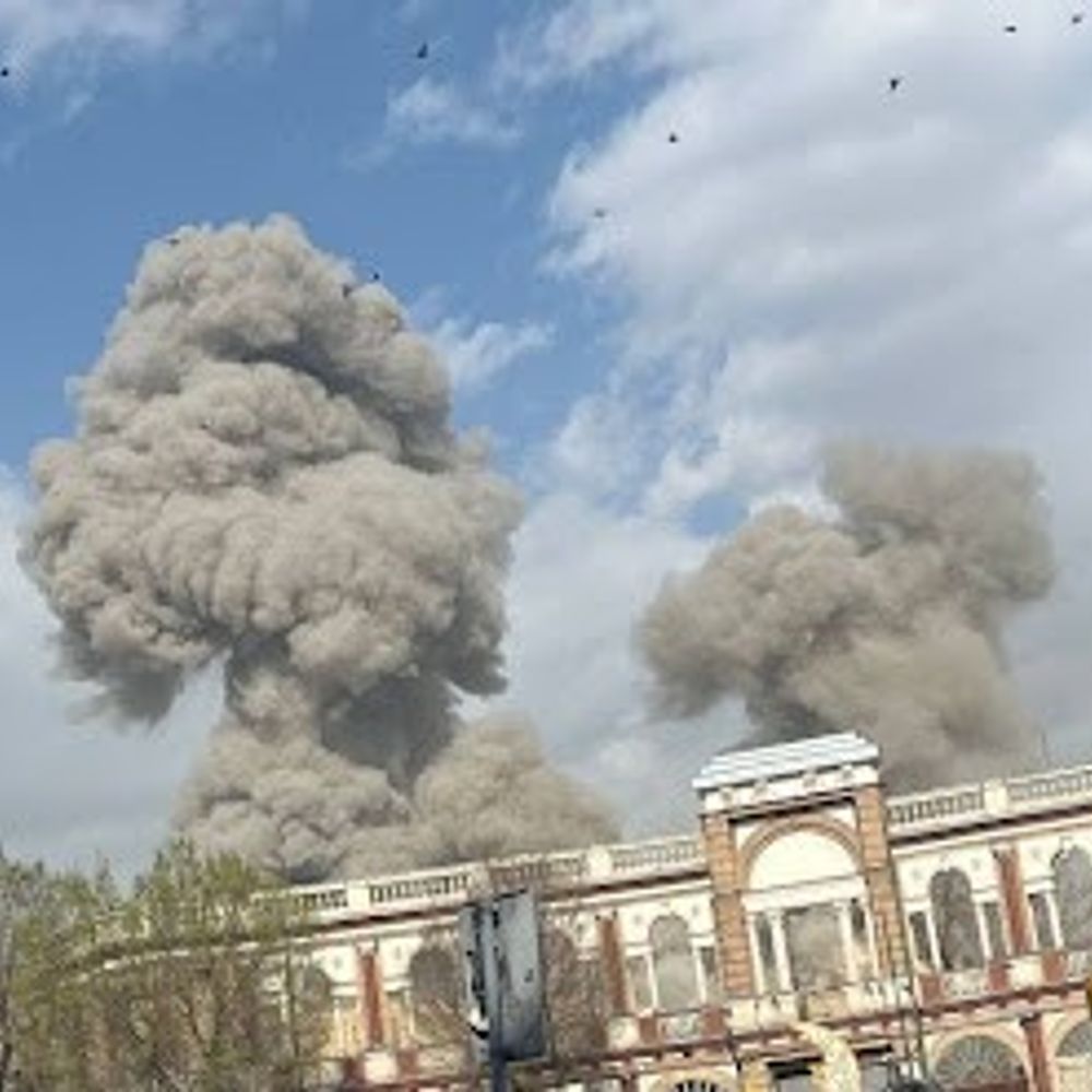 इजराइल का ईरान पर हमला, कई शहरों में धमाके:सुप्रीम लीडर खामेनेई सुरक्षित जगह भेजे गए; अमेरिका से बातचीत के बीच अटैक