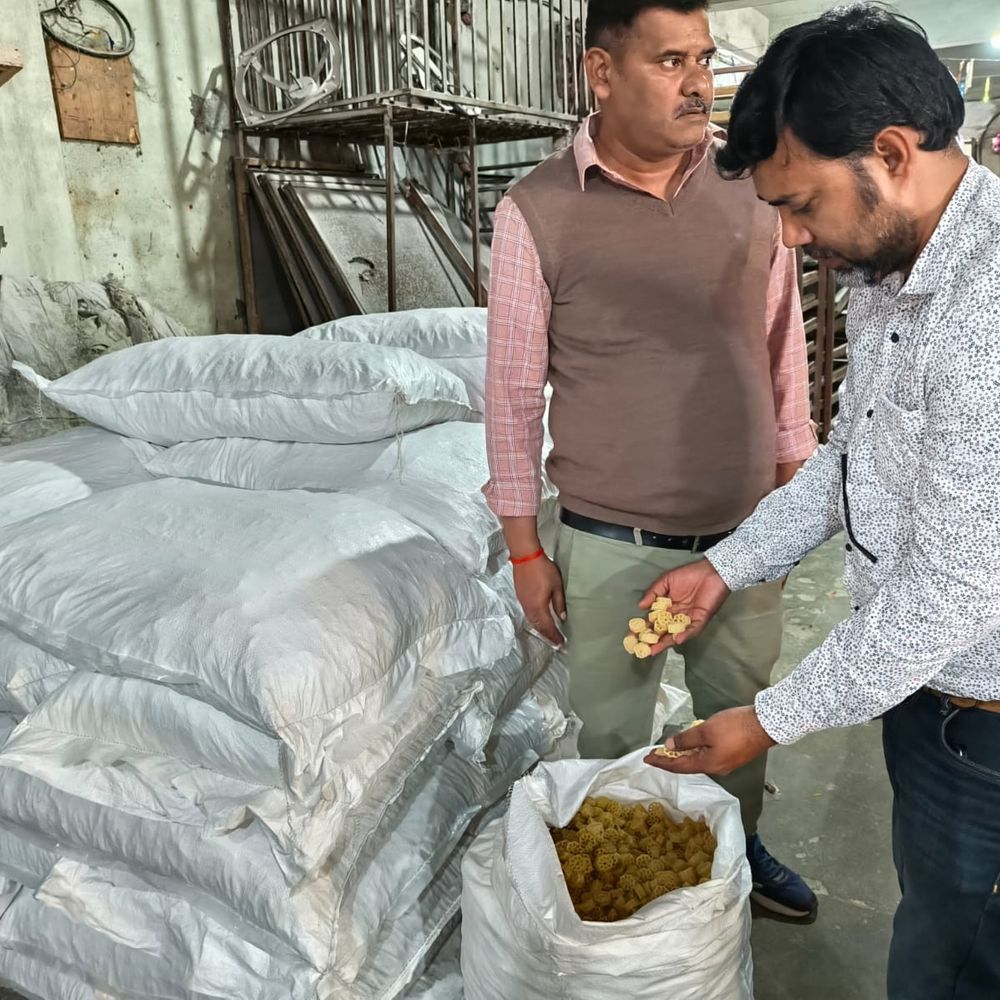 पांच लाख का खोया व रंगीन कचरी सीज:फूड डिपार्टमेंट ने नौ जगहों से छापा मार सैंपल जांच को भेजा