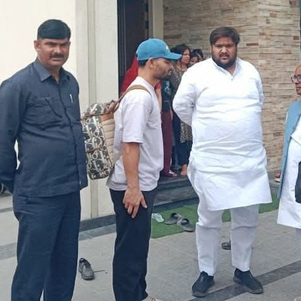 रिंकू सिंह अलीगढ़ से कोलकाता रवाना:टीम इंडिया से जुड़ेंगे, रिश्तेदारों से बोले- मां का ख्याल रखना; भाई ने पिता की अस्थियां विसर्जित कीं