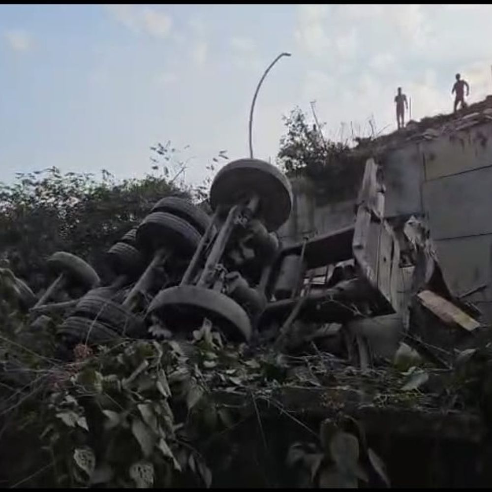 लखनऊ-आगरा एक्सप्रेसवे के जीरो पॉइंट पर पलटा ट्रक:हादसे में चालक सहित 2 लोग घायल, तेज रफ्तार में दौड़ा रहा था गाड़ी