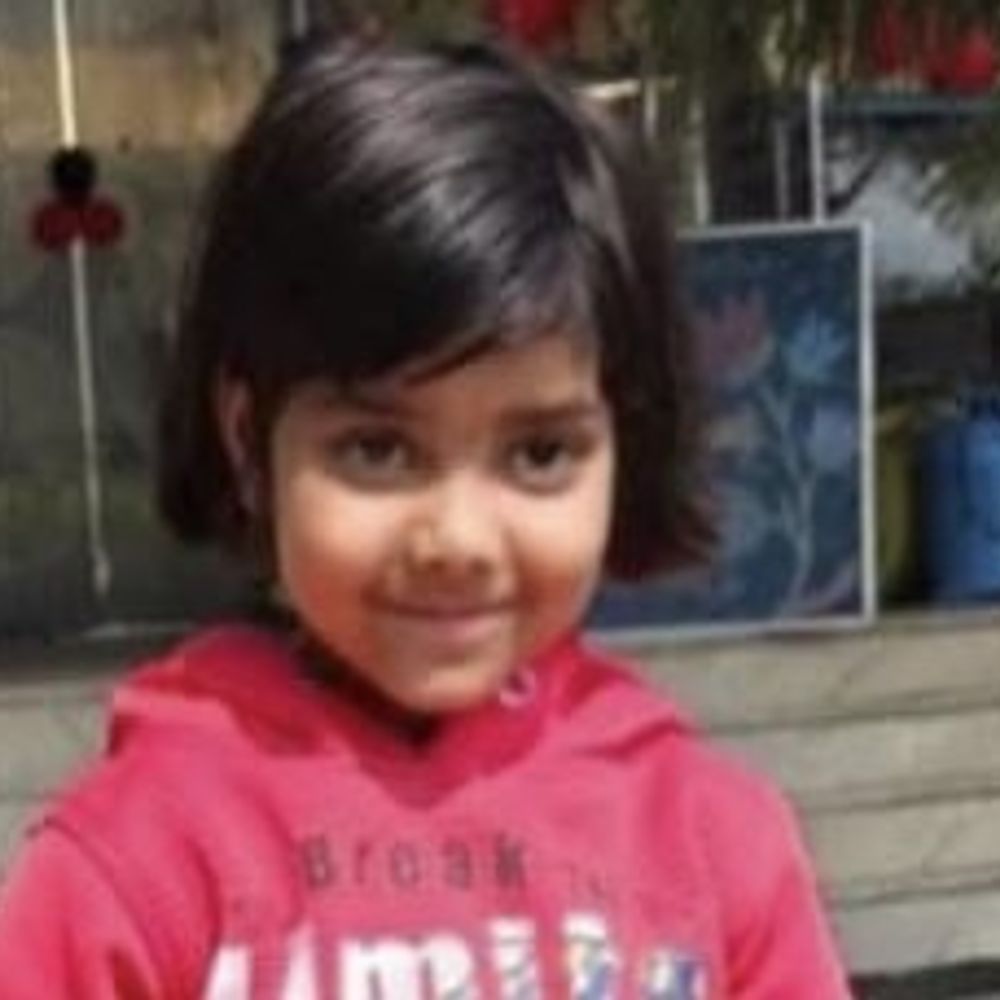 बस के टूटे फर्श से पहिये के नीचे आई मासूम:अलीगढ़ के मलसई चौराहे पर ग्रामीणों ने पकड़ी स्कूल बस, छात्रा की कुचलकर मौत