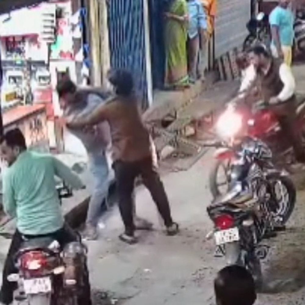 गोंडा में बाइक-स्कूटी टक्कर के बाद मारपीट:सड़क पर एक दूसरे को पीटते रहे, सीसीटीवी कैमरे में कैद हुई घटना