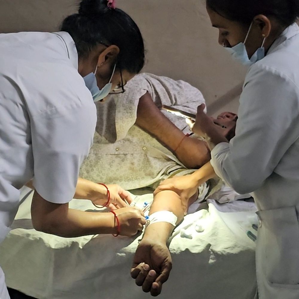 मंदसौर जिला अस्पताल में मोबाइल टॉर्च से इलाज:  वार्ड फुल, मरीज कॉरिडोर में शिफ्ट, परिजन फर्श पर सोने को मजबूर – Mandsaur News
