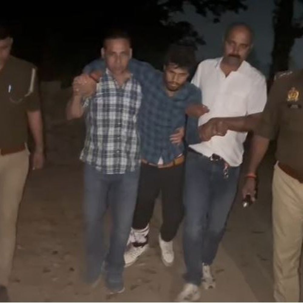 सुल्तानपुर में पुलिस मुठभेड़, 50 हजार का इनामी बदमाश घायल:पैर में लगी गोली, अवैध हथियार बरामद; अयोध्या पुलिस पर किया था हमला