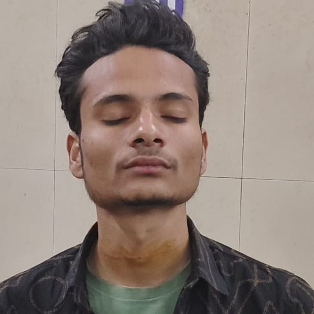 बहराइच में बाइक सवार के गले में फंसा मांझा:गले में कटने का निशान, स्पीड कम होने से बाल-बाल बचा युवक