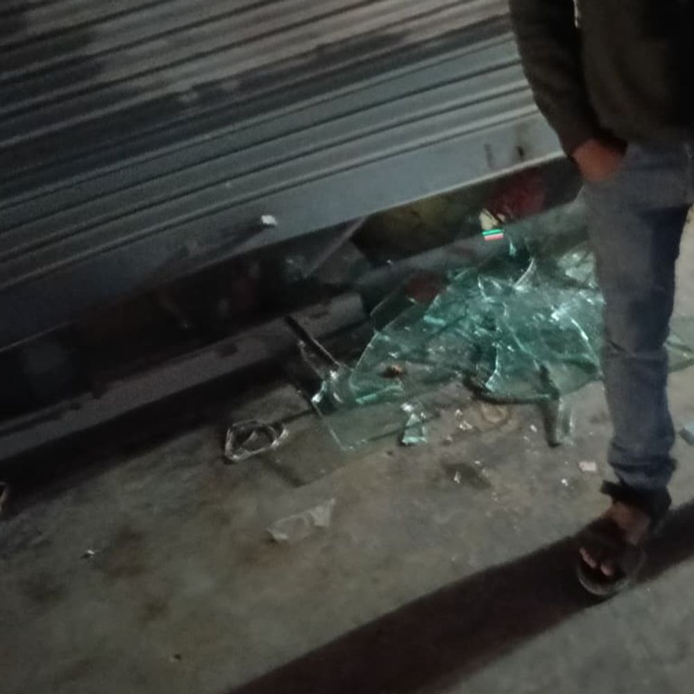 लखनऊ में इलेक्ट्रिकल शॉप में तोड़फोड़:शटर तोड़कर अंदर घुसे बदमाश; पहले भी मिल चुकी थी धमकी