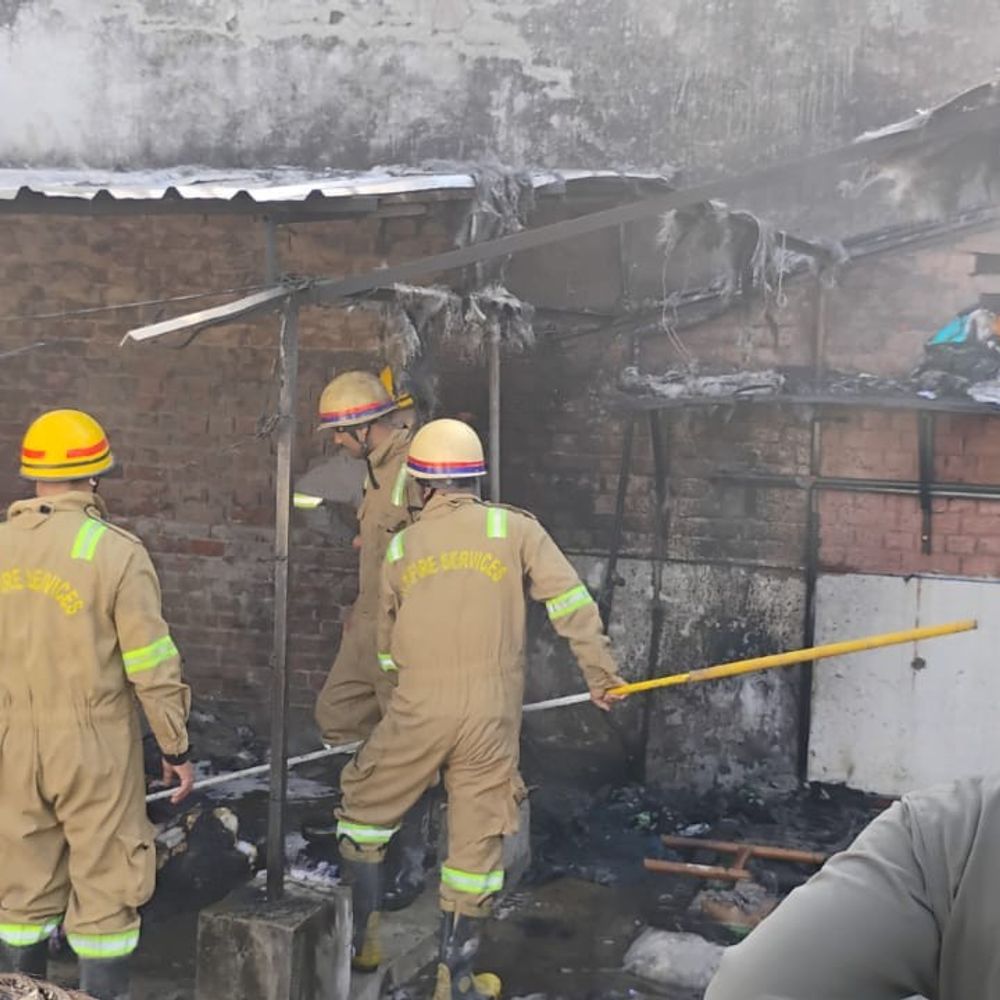लखनऊ में छत पर रखे कपड़ों में लगी आग:रमजान में बांटने के लिए जुटाया था सामान; फायर बिग्रेड की टीम ने काबू पाया