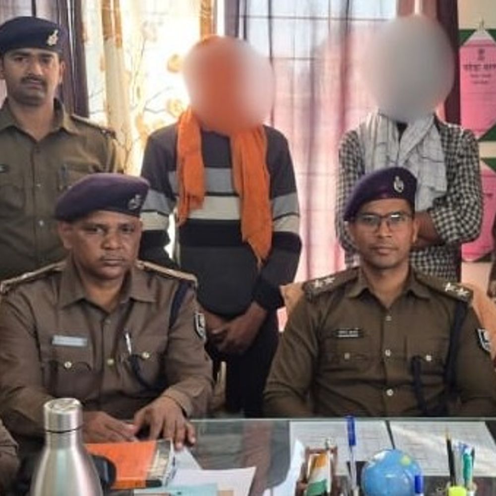 दरभंगा में हथियार के साथ 4 बदमाश गिरफ्तार:छापेमारी में 2 कट्टा और मोबाइल बरामद, पुलिस ने 2 नाबालिग को भी पकड़ा