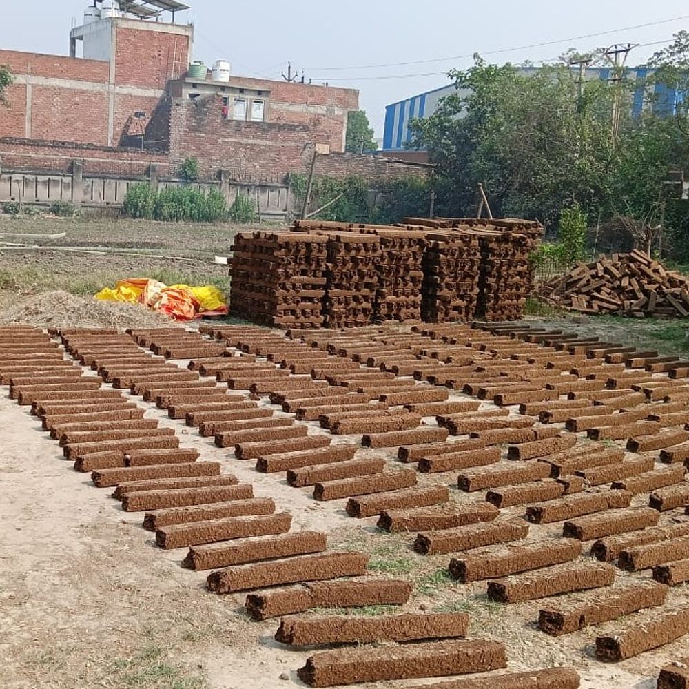 होलिका दहन के लिए लखनऊ नगर निगम बेच रहा लट्ठे:देसी गाय के गोबर से बनाए गए, 200 से ज्यादा खरीदेंगे तो होम डिलीवरी फ्री