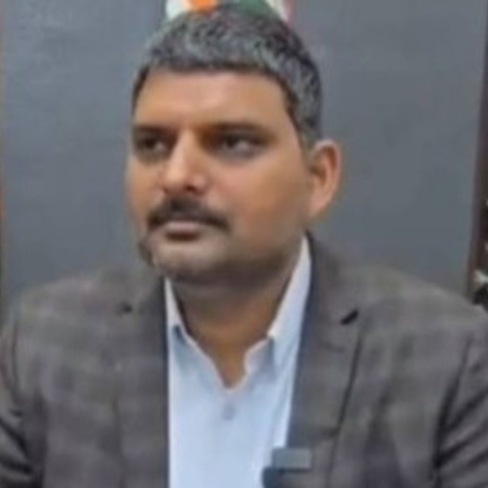 आजमगढ़ में संविदा कर्मी की सेवा समाप्त:एक दिन पूर्व एसडीएम चेंबर में जाम छिलकाने का वीडियो सोशल मीडिया पर हुआ था वायरल